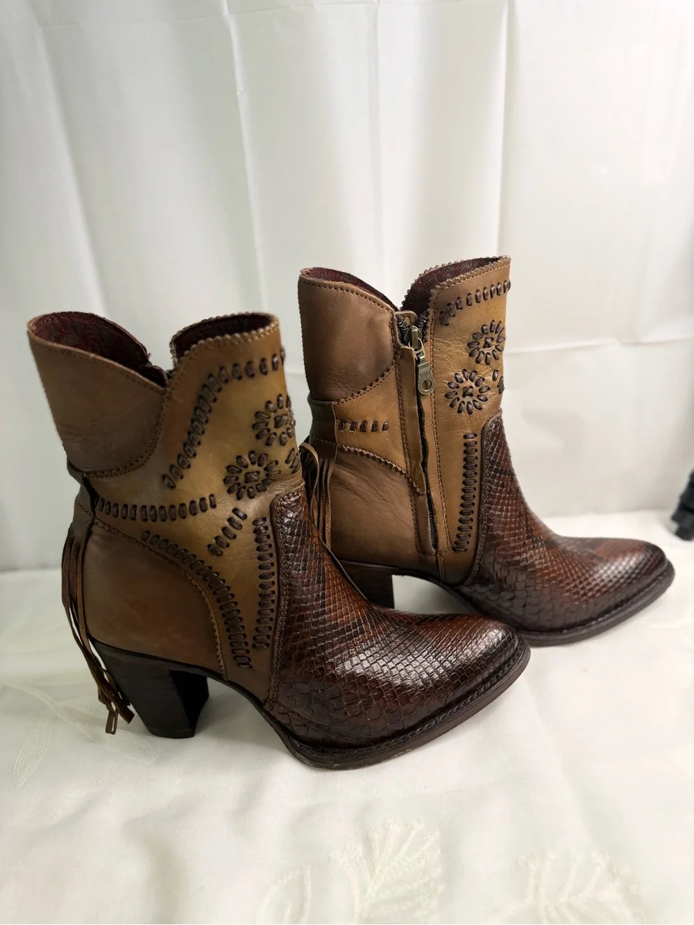 Cuadra Brown Two-Tone Western Ankle Boots